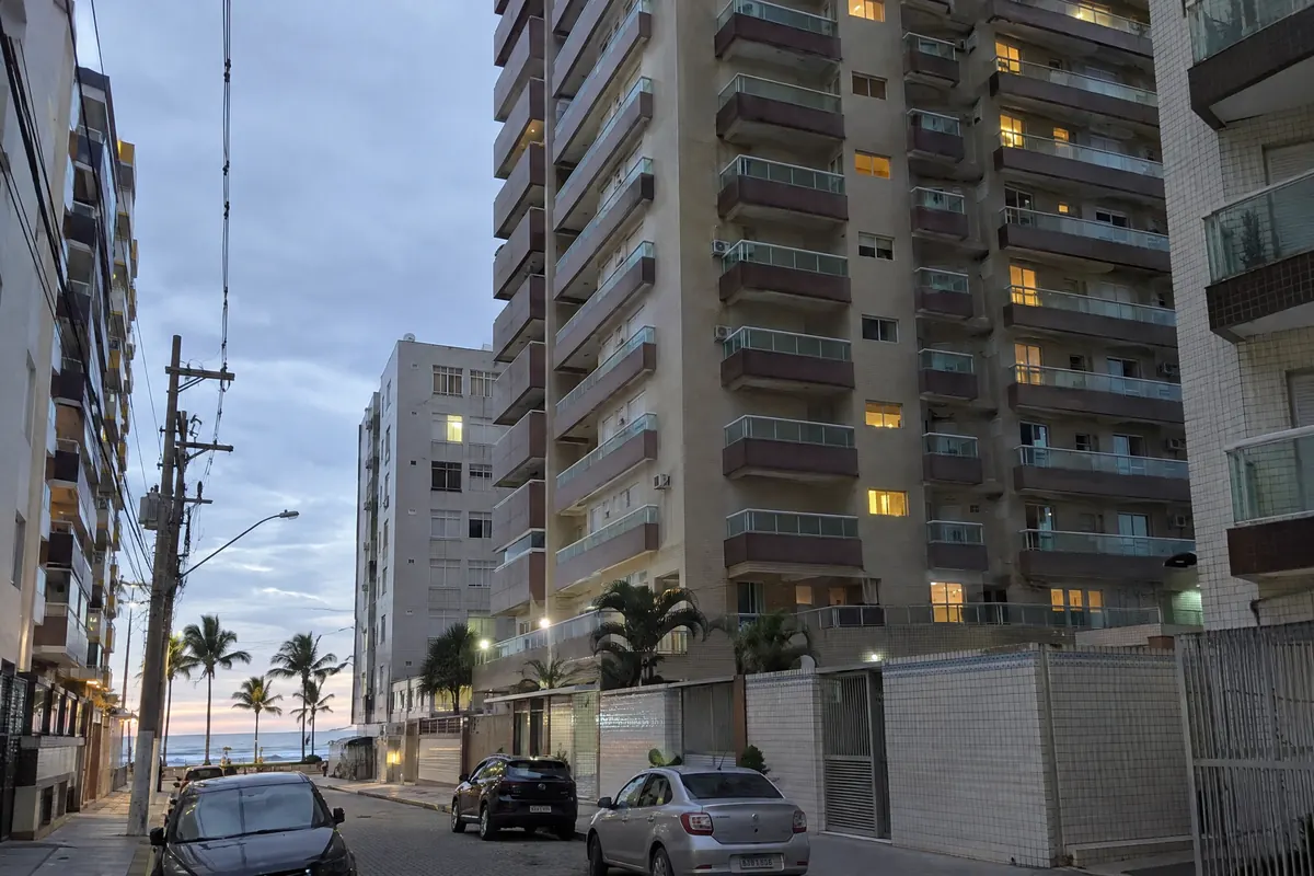 Prédio residencial à noite, com janelas acesas